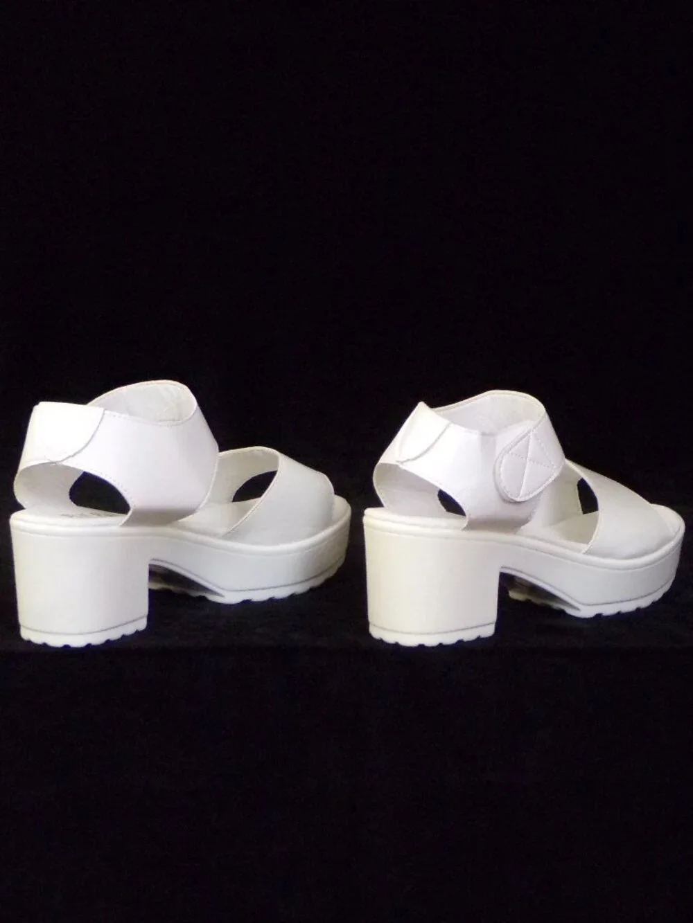 XIN HAO size 9.5 (?) white mid-heel 2-strap platform sandals all synth. mat.